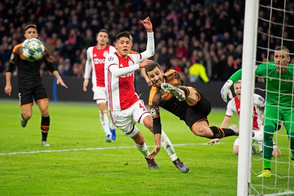 Ajax verliest van Valencia en ligt uit CL