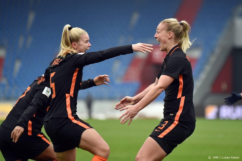 Voetbalsters zakken naar vijfde plaats wereldranglijst