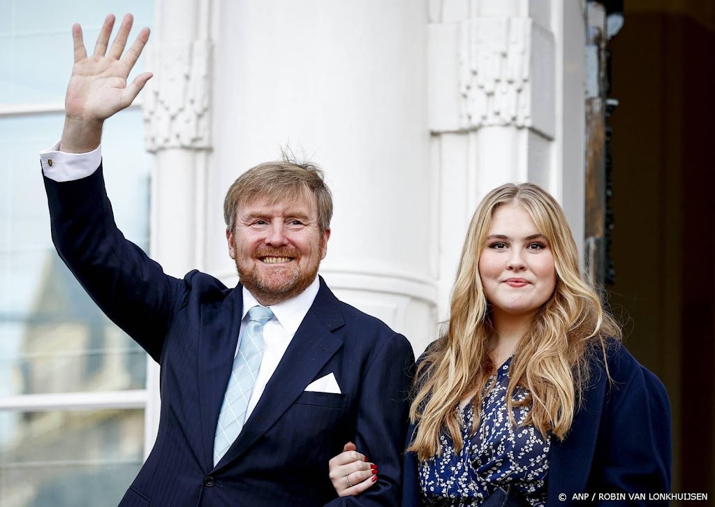 Koning wacht op beurt voor boosterprik