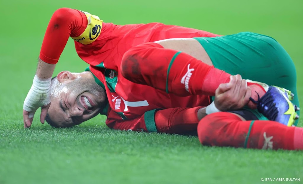 Ziyech valt geblesseerd uit in gewonnen kwartfinale van Marokko  