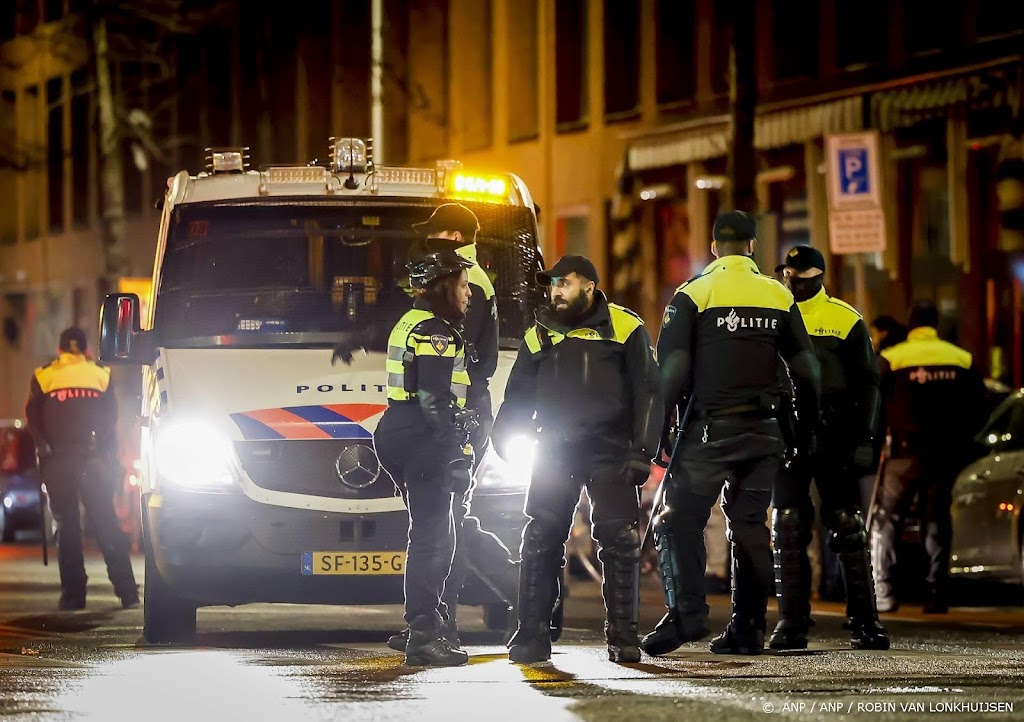 ME grijpt in tijdens onrust Schilderswijk in Den Haag 