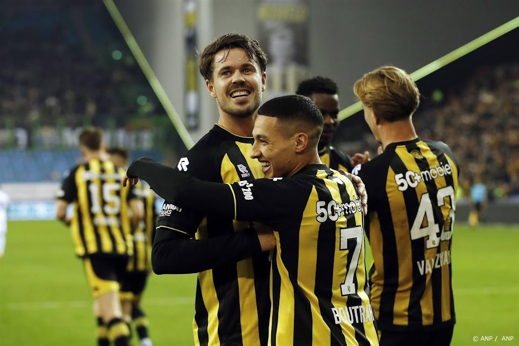 Vitesse wint voor het eerst dit seizoen in eigen stadion