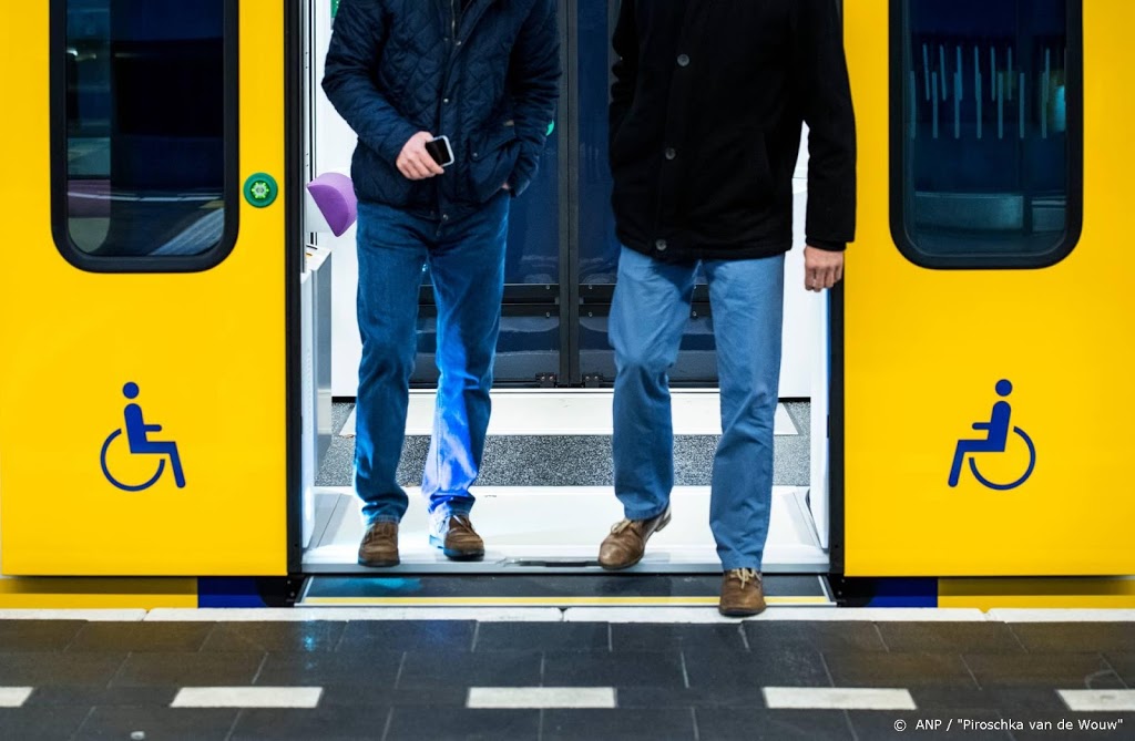 Onbekenden spuiten trein in Wormerveer zilverkleurig