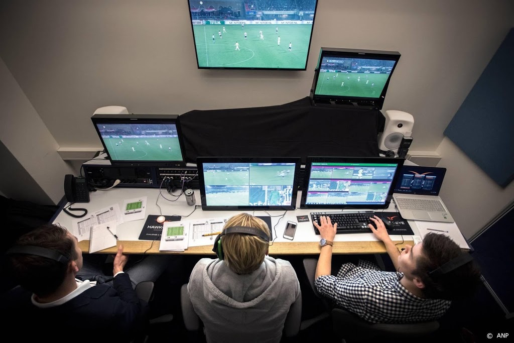 KNVB telt voor de winterstop 14 fouten met videoscheidsrechter  