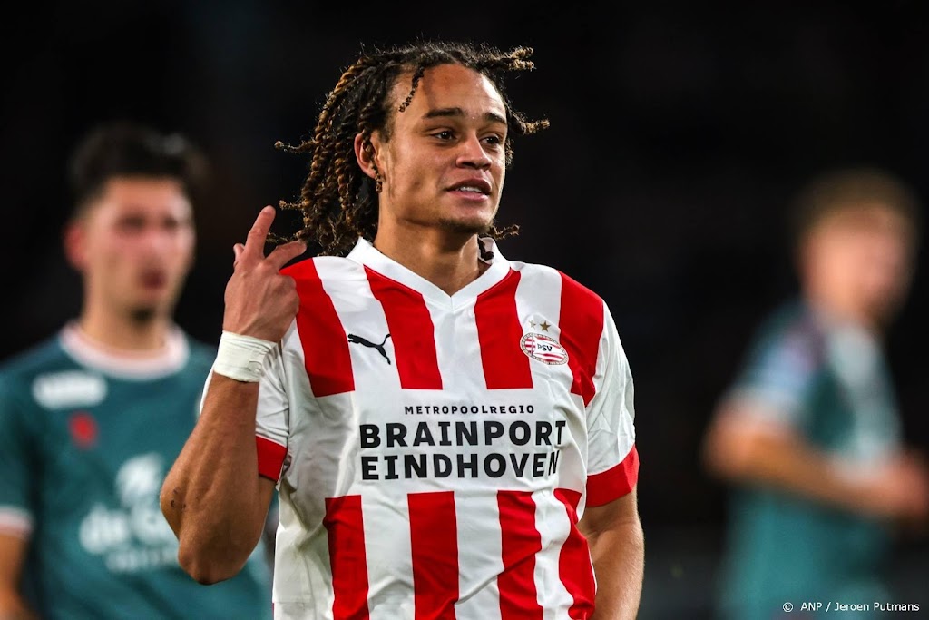 Simons helpt PSV aardig op weg in bekerduel met Sparta