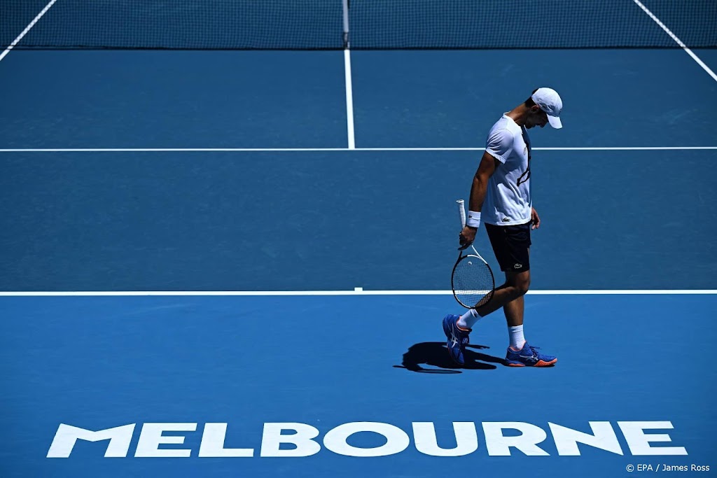 Djokovic stopt trainingswedstrijd tegen Medvedev uit voorzorg