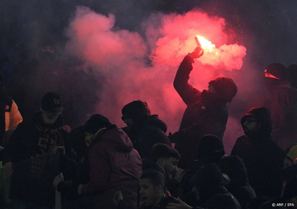 Arrestaties, messteken en vuurwerk bij Lazio tegen AS Roma