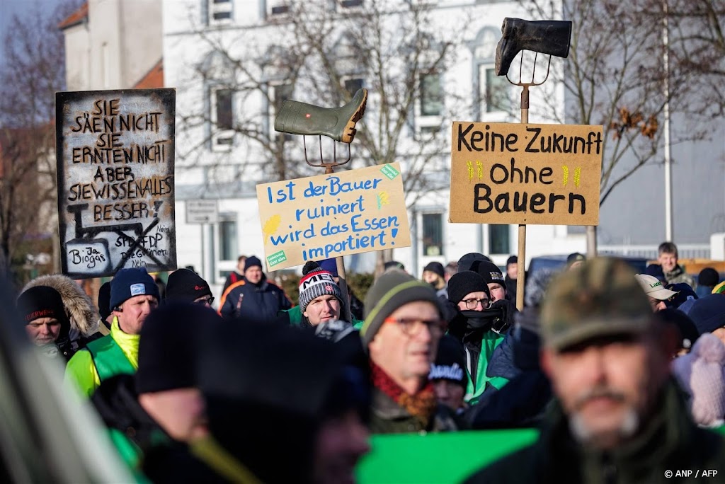 Scholz begroet door demonstrerende boeren bij opening treindepot