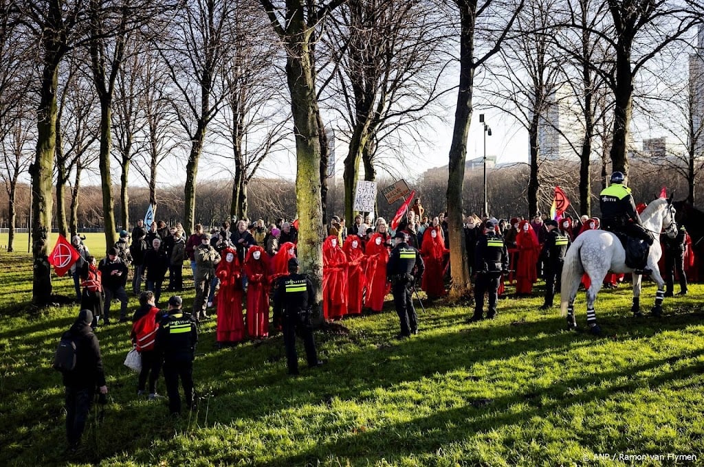 Politie vordert demonstranten XR weg te gaan bij klimaatprotest 