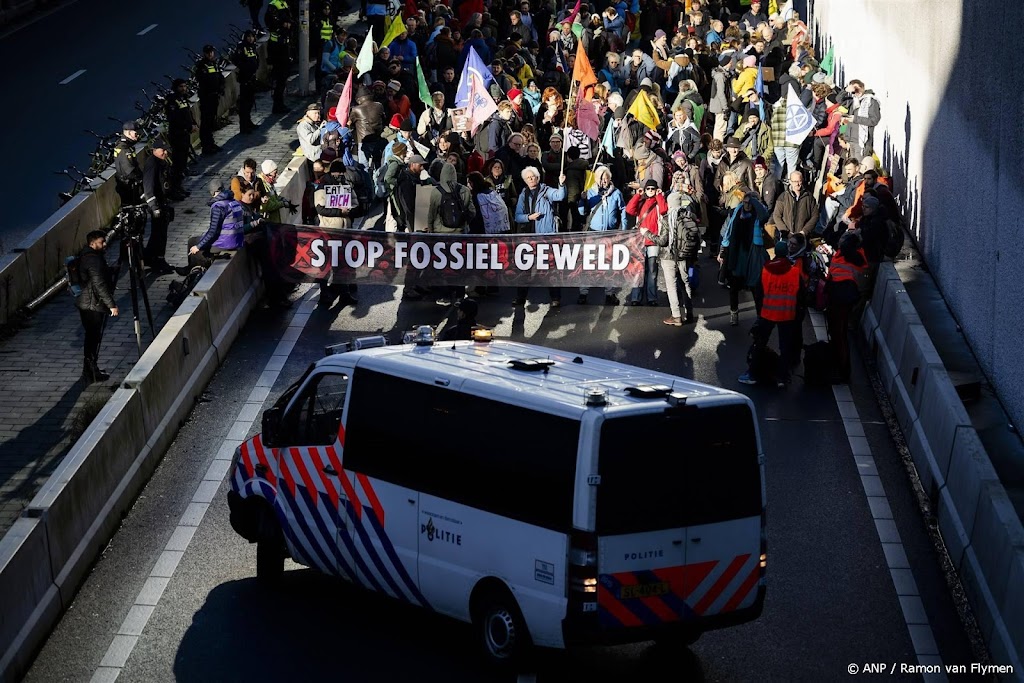 Zeker 150 klimaatactivisten XR blokkeren tunnelbak A12