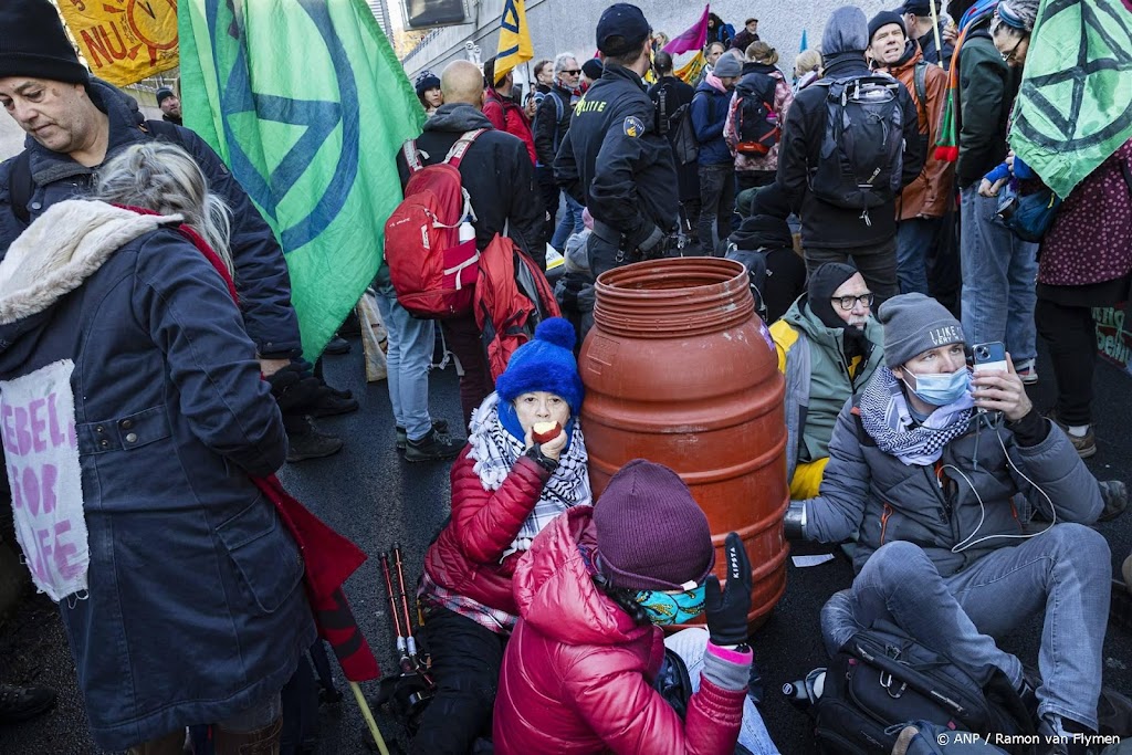 Politie grijpt in bij klimaatprotest XR in Den Haag