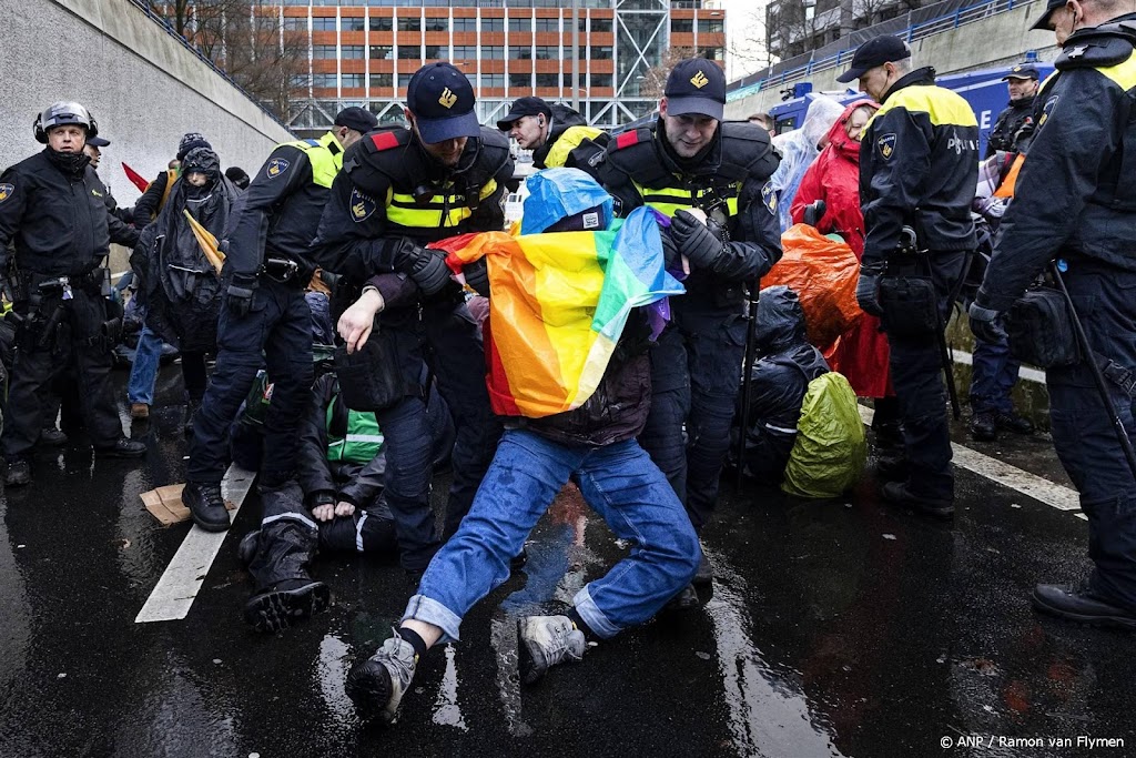 Van Weel dankt agenten voor inzet bij 'verboden blokkade' XR