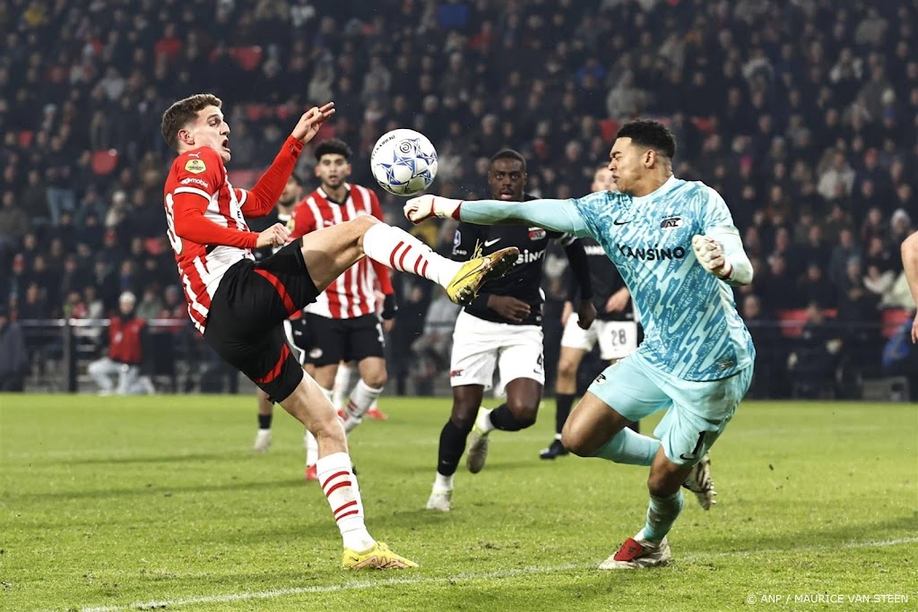 Slordig PSV voorkomt in slotfase nederlaag tegen AZ