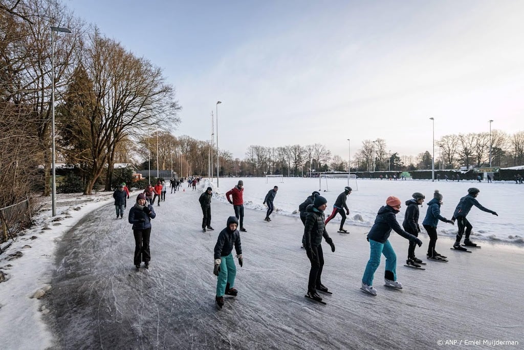 Schuifelen en gezelligheid door drukte op natuurijsbanen