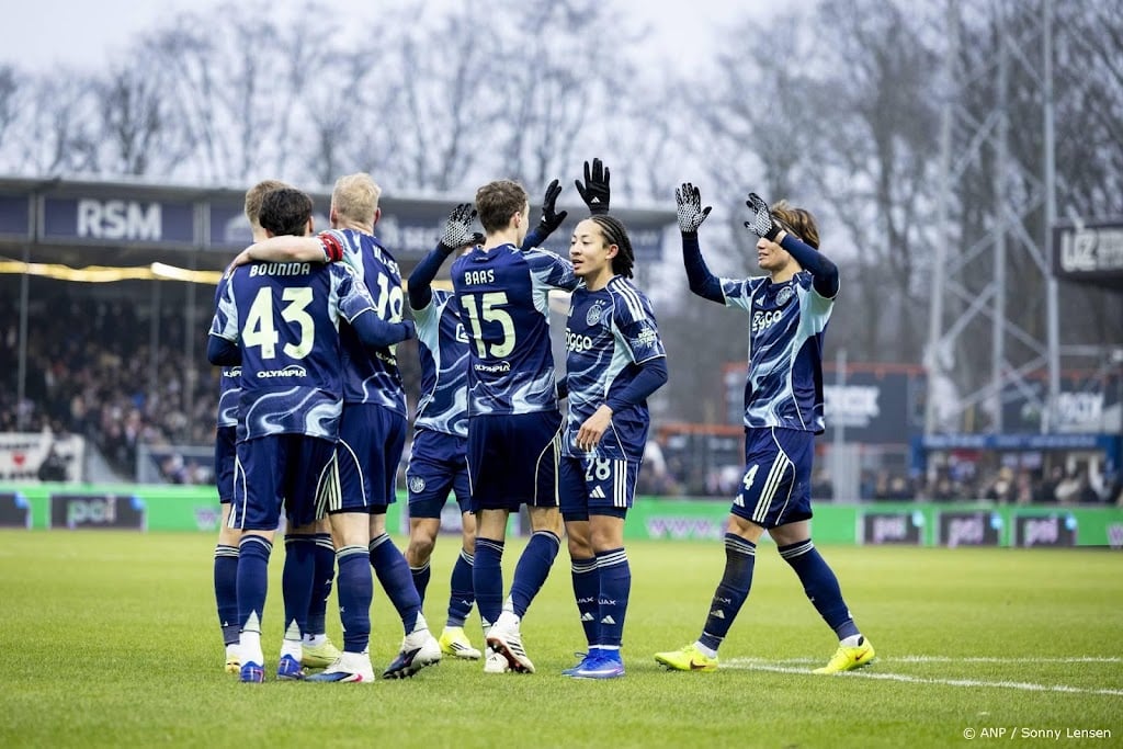 Ajax verkleint achterstand op Feyenoord na zege op Telstar