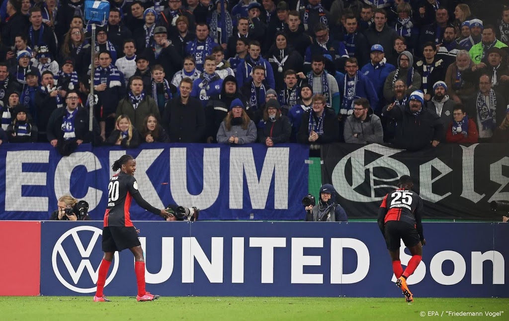 Halve ton boete voor Schalke 04 wegens racistische fans