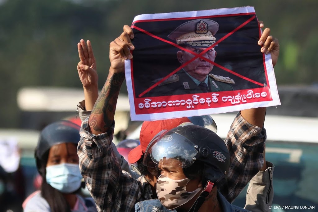Juntaleider Myanmar wijst betogende ambtenaren op coronarisico's