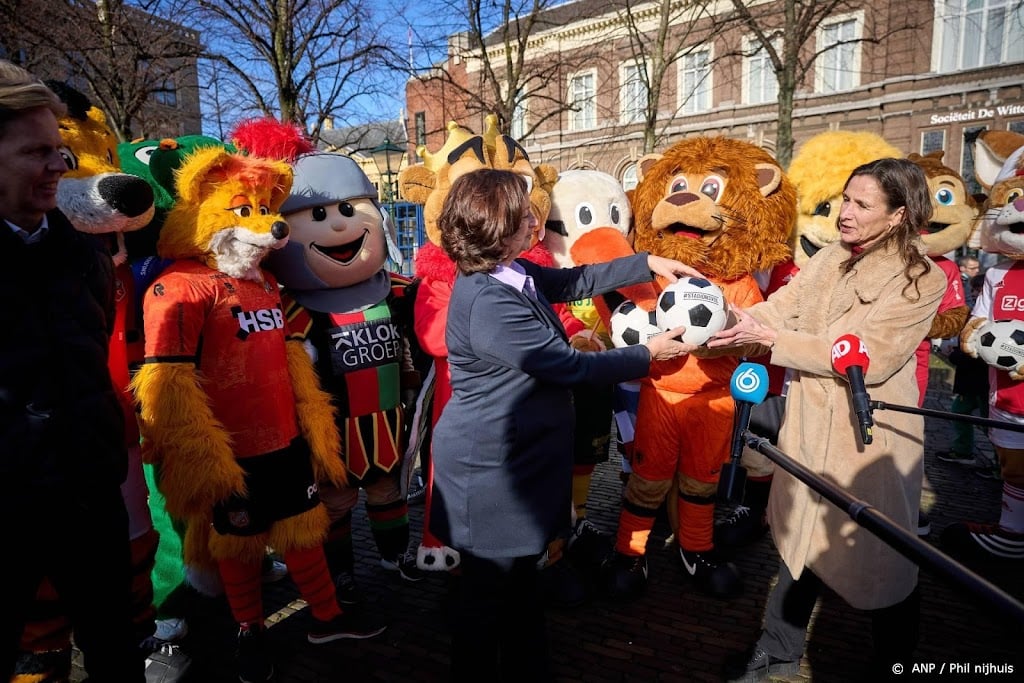 Mascottes voetbalclubs pleiten in Den Haag voor volle stadions