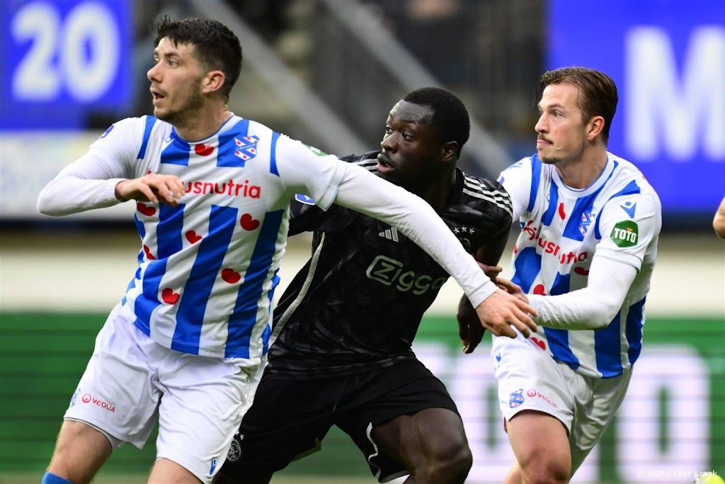 Ajax verliest in Heerenveen en blijft ook met Henderson kwetsbaar