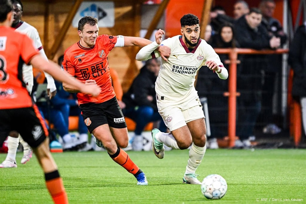 PSV verstevigt koppositie met ruime uitzege bij FC Volendam