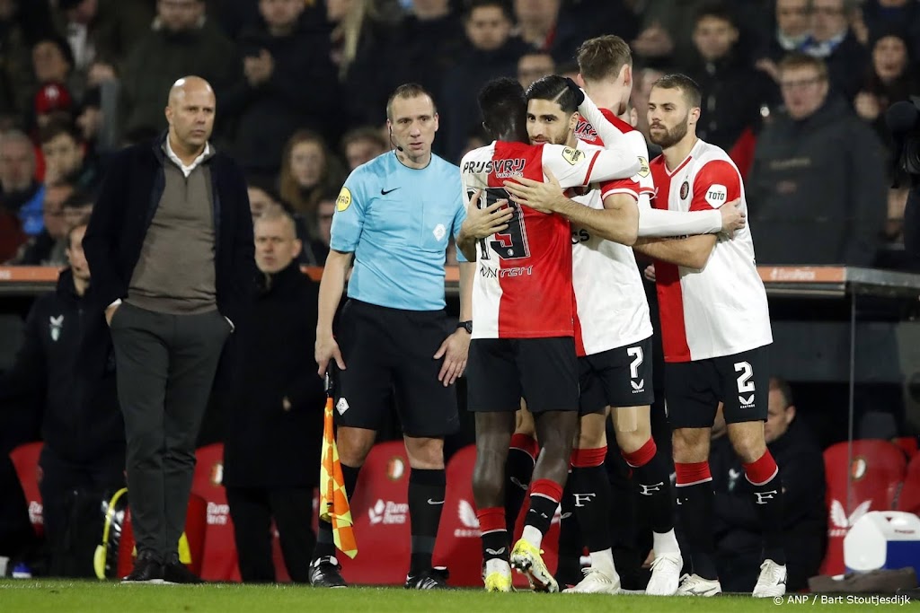 Verdedigers loodsen Feyenoord voorbij Sparta in stadsderby 