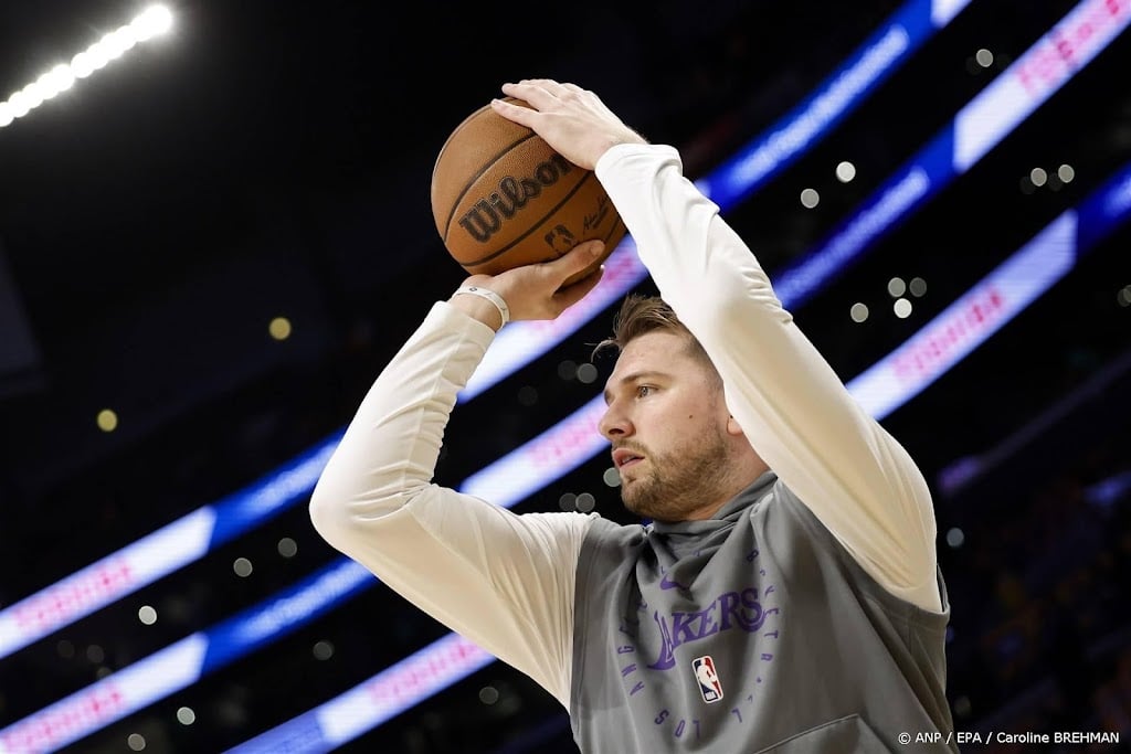 Doncic debuteert na spraakmakende ruil met 14 punten voor Lakers