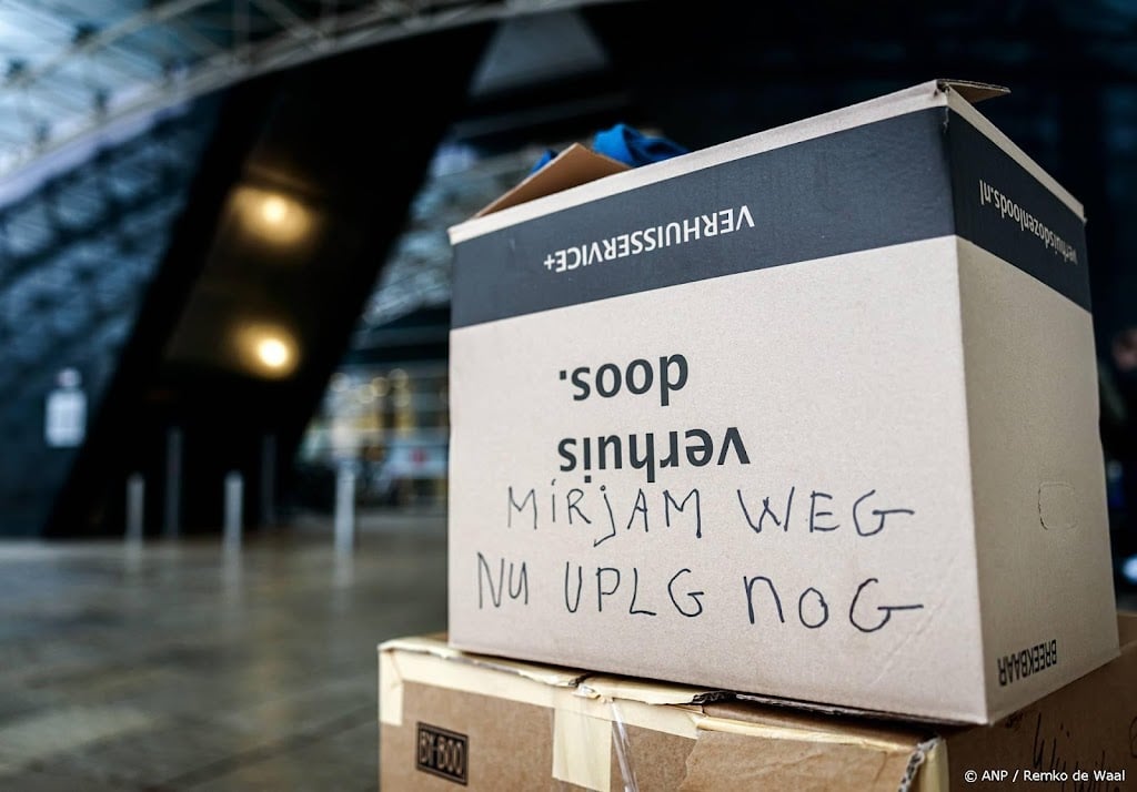 Boeren zetten tientallen verhuisdozen bij provinciehuis Utrecht