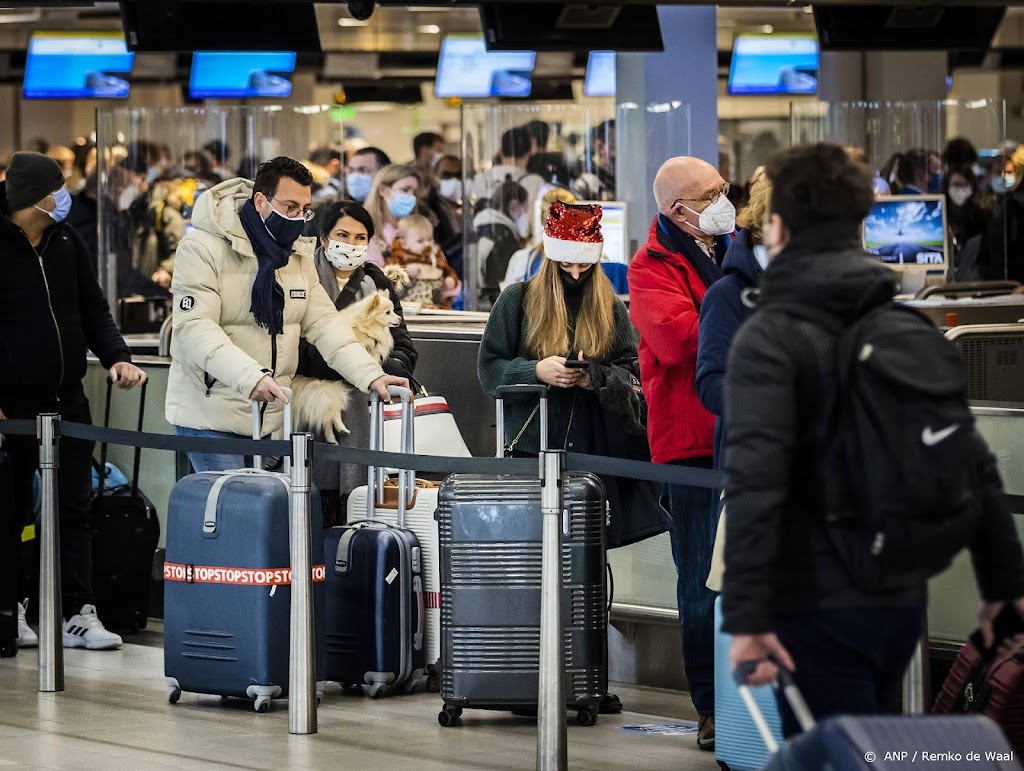 Aantal reizigers Schiphol op ruim de helft van voor corona