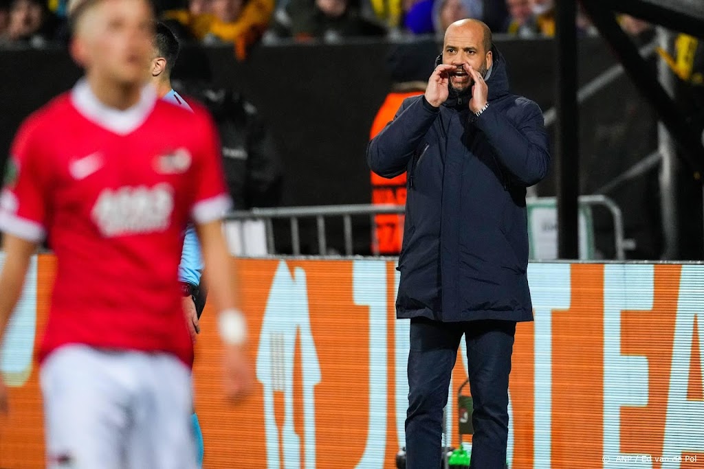 AZ-trainer Jansen hoopt op zieken Midtsjø en Clasie tegen Twente