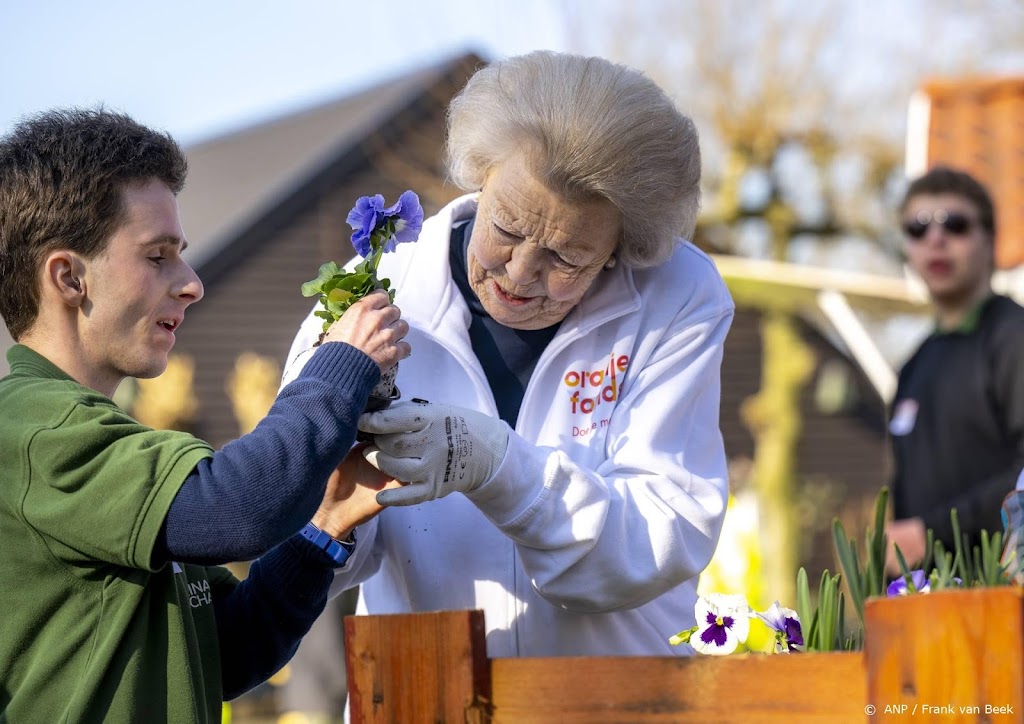 Beatrix helpt bij kinderboerderij Bilthoven voor NLdoet
