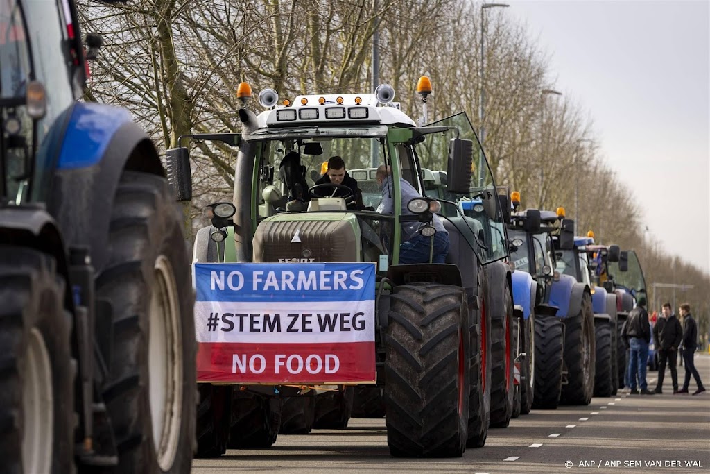 Groep tractoren aan de kant gezet aan rand van Den Haag