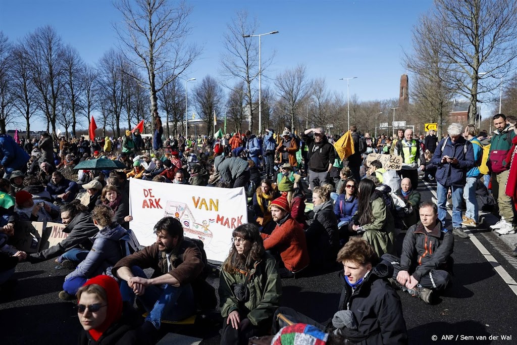 Extinction Rebellion: meer dan 3000 mensen blokkeren snelweg A12