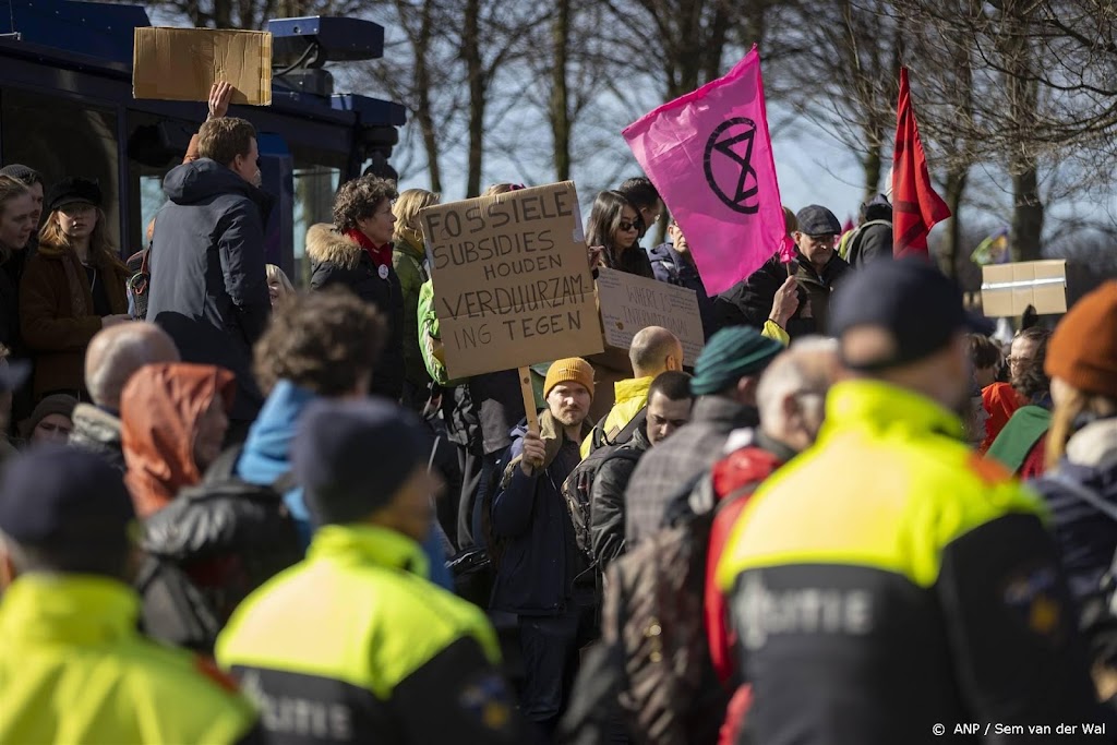 Politie arresteert demonstrant die sticker op waterkanon plakt