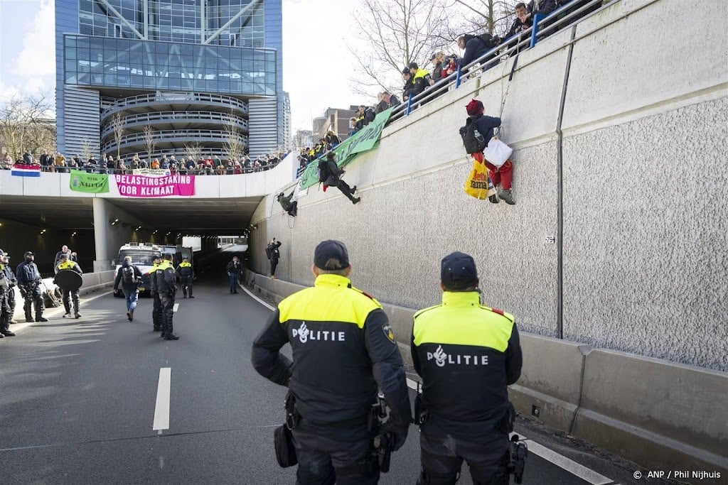 Gemeente Den Haag wil 'voor het donker' activisten van A12 hebben