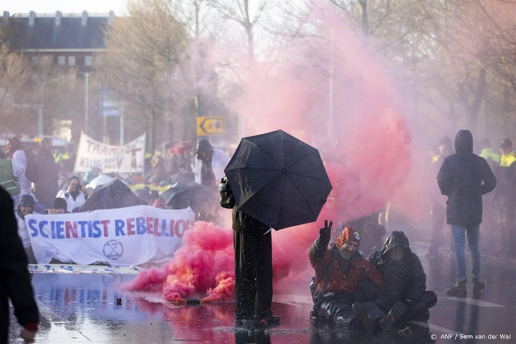 Greenpeace: waterkanon inzetten tegen demonstranten gaat te ver
