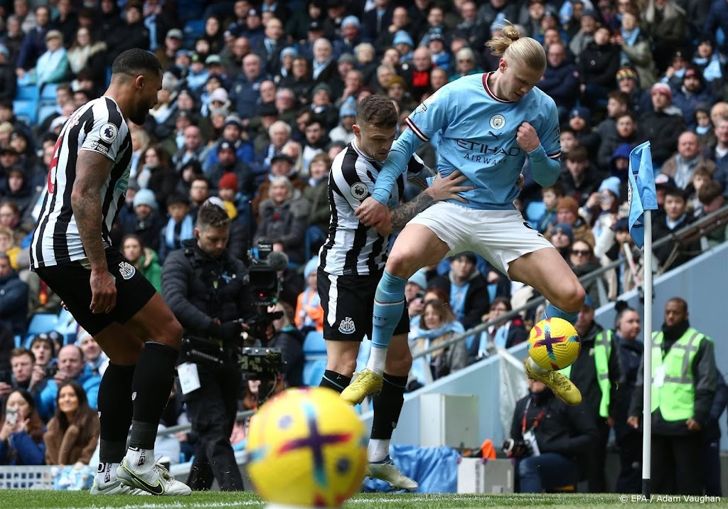 Haaland voorkomt met strafschop puntenverlies Manchester City