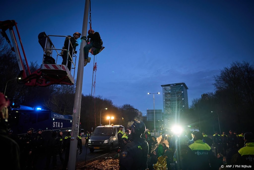 Laatste demonstranten van de A12, ook actievoerders weg uit boom