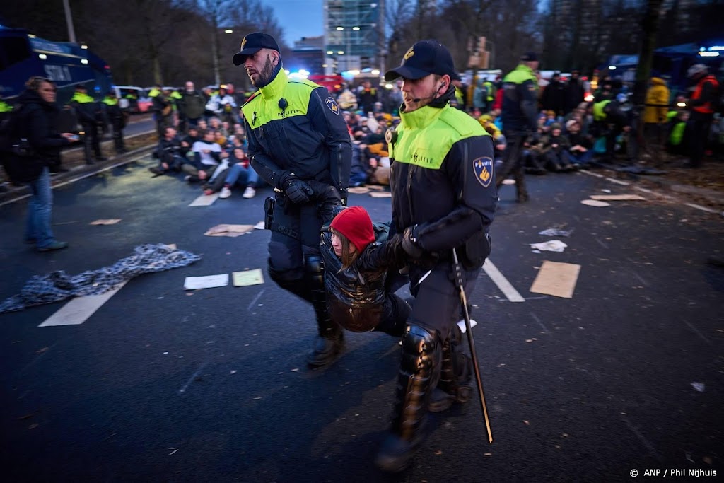 Zo'n 700 klimaatactivisten aangehouden bij demonstratie XR op A12