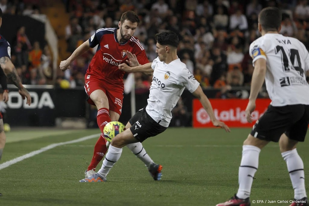 Kluivert schiet Valencia in slotfase langs Osasuna