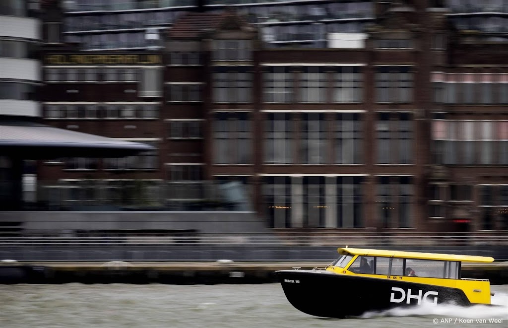 Boete en werkstraf na botsing rondvaartboot en watertaxi Rotterdam