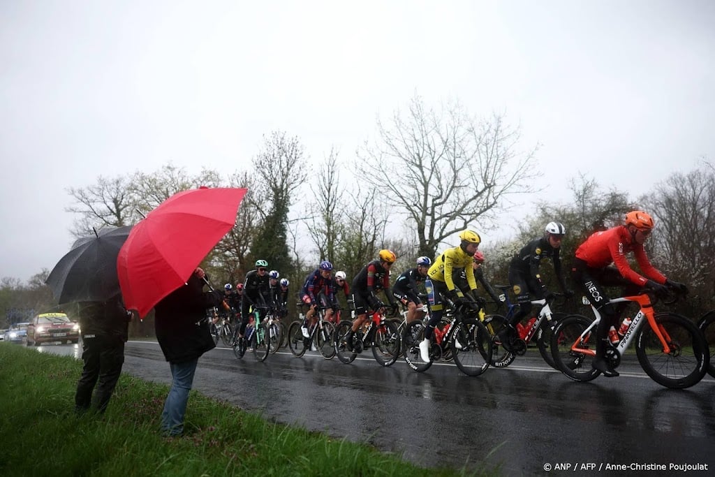 Klassementsleider Ayuso valt en verlaat Parijs-Nice