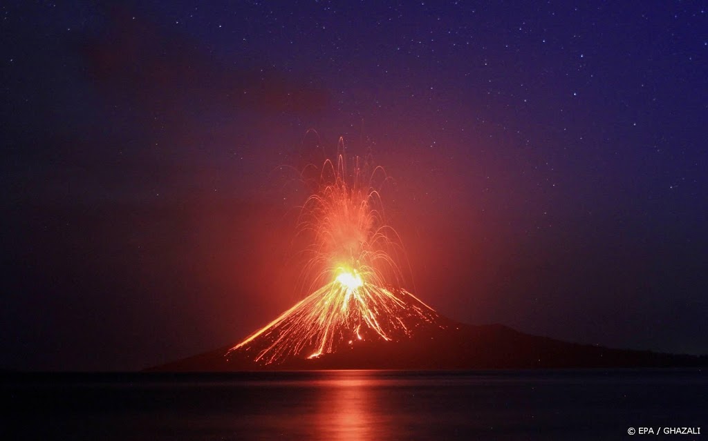 Vulkaan Krakatau in Indonesië barst uit