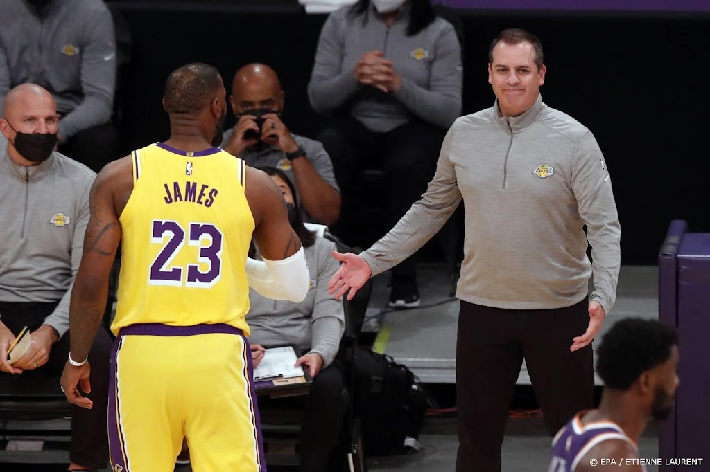 Lakers nemen na mislukt seizoen afscheid van coach Vogel