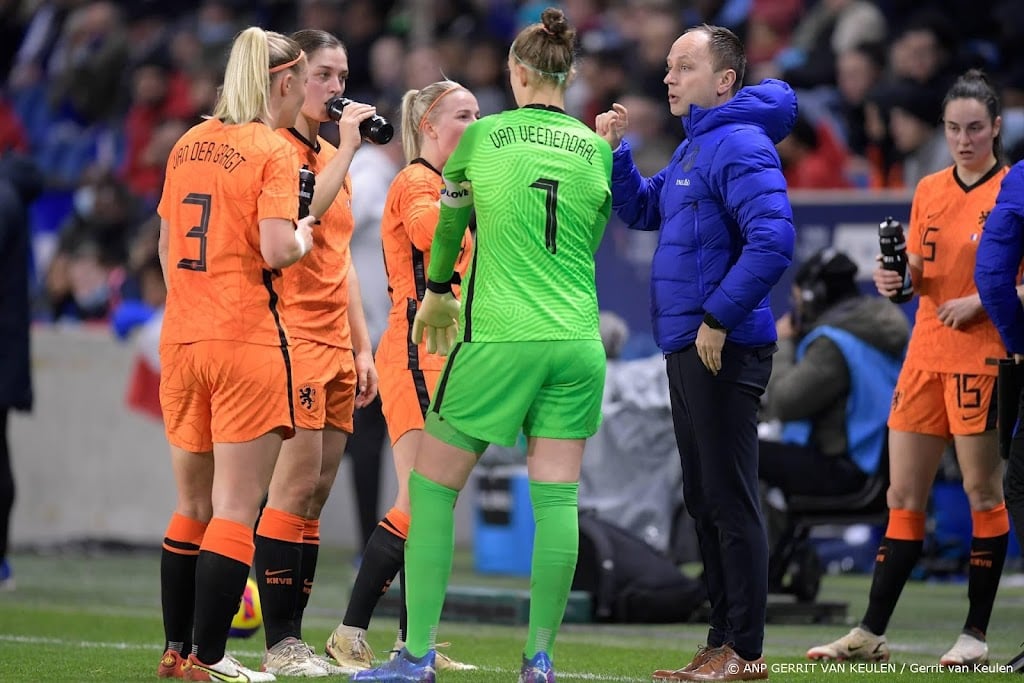 Bondscoach voetbalsters zoekt naar echte tegenstand in aanloop EK