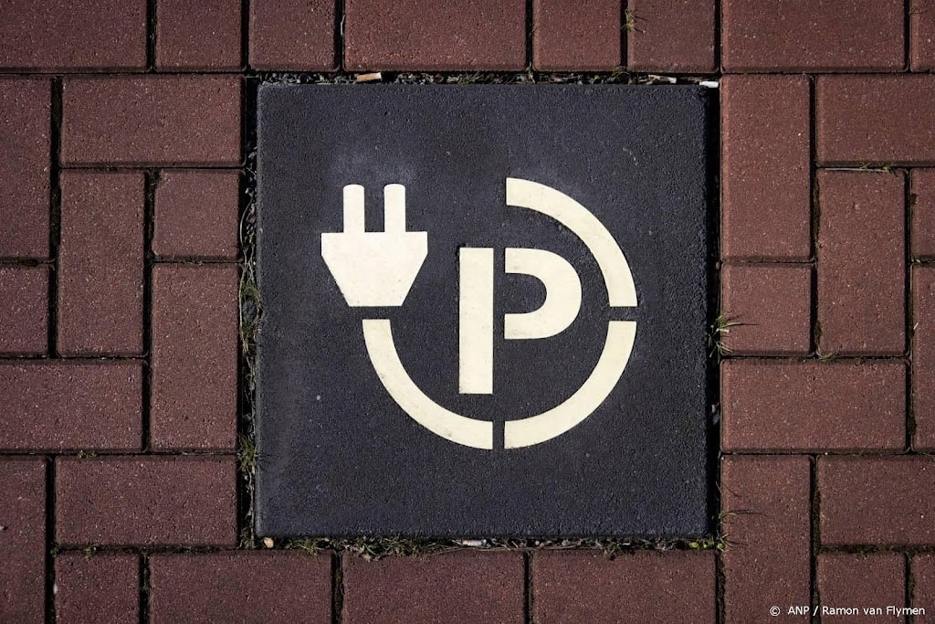 Boete voor laten staan opgeladen elektrische auto bij laadpaal  