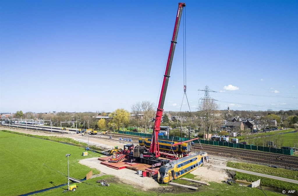 Treinstellen worden uit weiland weggetakeld in Voorschoten