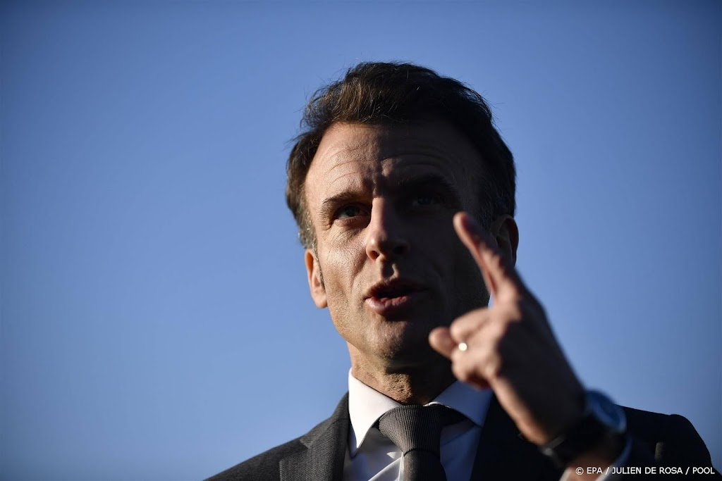 Spandoeken tegen Macron glipten door strenge beveiliging