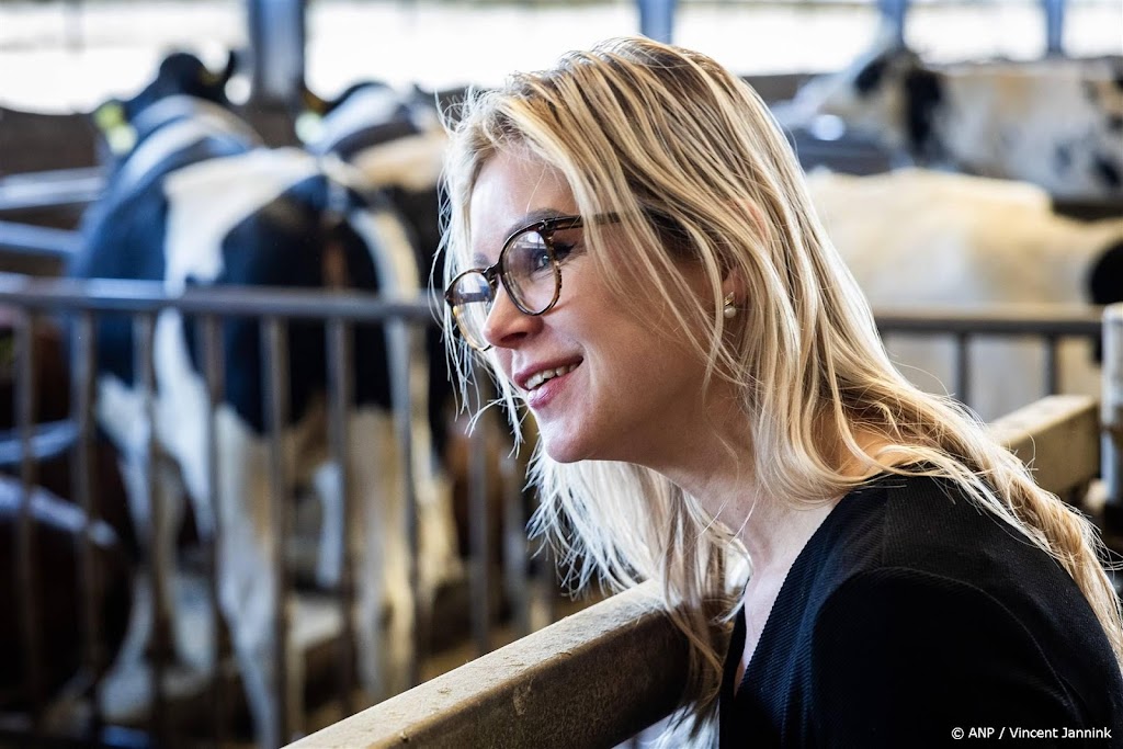 Wiersma wil 1800 boeren laten innoveren, verplaatsen of minderen