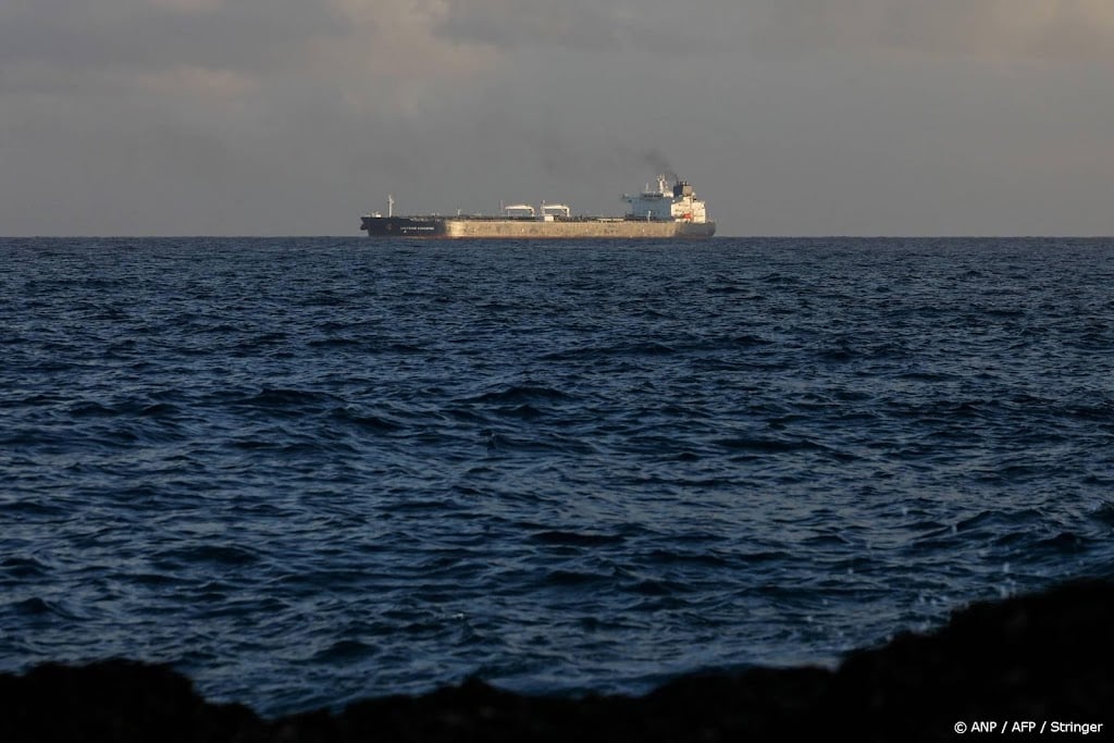 Bloomberg: drie grote olietankers varen door Straat van Hormuz