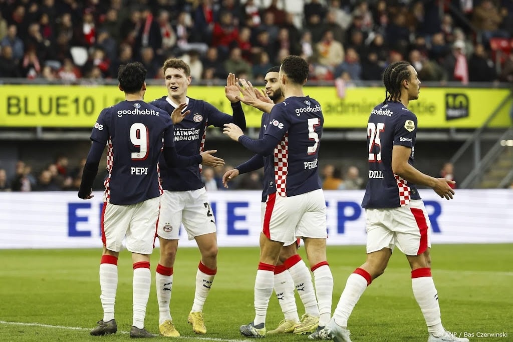 Landskampioen PSV besluit feestweek met overwinning op Sparta